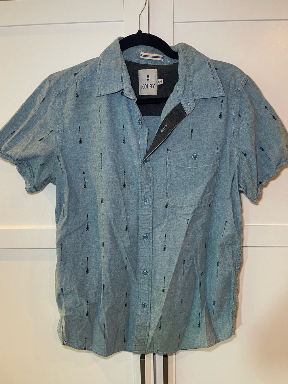 Men's Light Blue Short-Sleeve Button-Down Shirt with Arrow Print